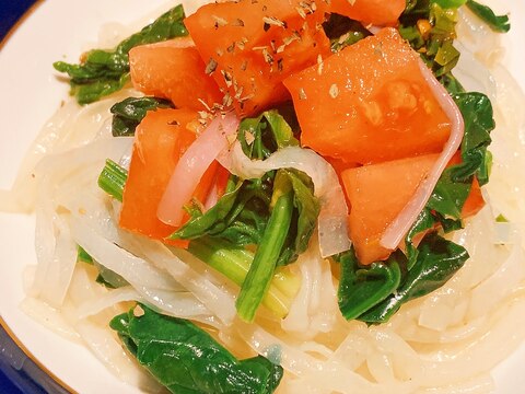 こんにゃく麺で、トマトと法蓮草のパスタ風